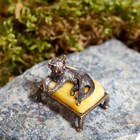 Сувенир из латуни и янтаря "Кот на софе" МИКС - Фото 1