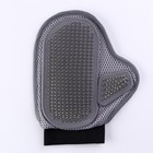 Рукавица - расческа с металлическими зубьями, серая - Фото 2