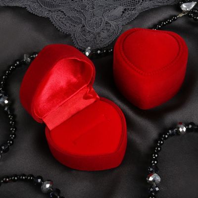 Футляр бархатный под кольцо «Сердце с рамкой из точек» 5×5×3, цвет красный, вставка красная