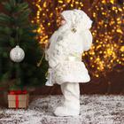 Дед Мороз "В белой шубке, с подарками" 45 см - фото 4574573