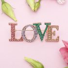 Брошь LOVE, цветная в золоте - Фото 1