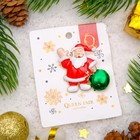 Брошь "Новогодняя сказка" Дед Мороз с мешком подарков, разноцветный в золоте - Фото 3