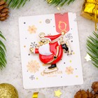 Брошь "Новогодняя сказка" Дед Мороз на коньках, разноцветная в золоте - Фото 3