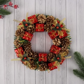 Венок новогодний d=22 см «Зимнее волшебство», с шишками и подарками