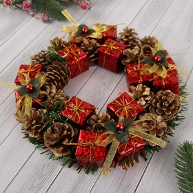Венок новогодний d=22 см «Зимнее волшебство», с шишками и подарками