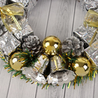 Венок новогодний d-22 см "Серебряные подарки и колокольчики" - Фото 3