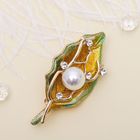 Брошь «Кувшинка с бусиной», разноцветная в золоте - Фото 1