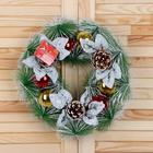 Венок новогодний d=27 см «Зимнее волшебство. Шишки и листики», в снегу - Фото 3