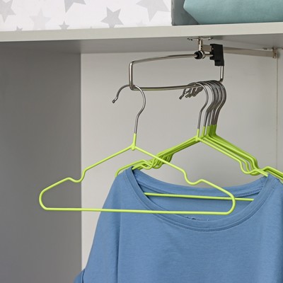 Вешалка-плечики для одежды детская с антискользящим покрытием, размер 30-34, цвет зелёный - Фото 1