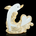 Сувенир "Дельфин бело-золотой с сердцем на волне" 15,5х17х5 см - Фото 1