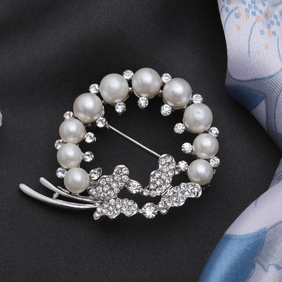 Брошь «Бабочки в жемчужном венке», белая в серебре