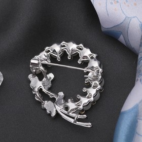 Брошь «Бабочки в жемчужном венке», белая в серебре