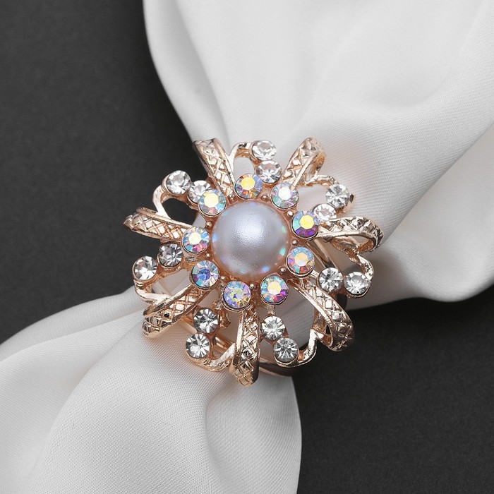 Кольцо для платка «Цветок» с жемчужной сердцевиной, цвет белый в золоте