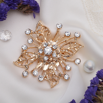 Брошь «Цветок» многолистник с тычинками, цвет белый в золоте