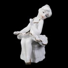 Сувенир керамика под фарфор "Маленькая балеринка на пуфе" белая с золотом 8х5х5 см - Фото 1