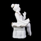 Сувенир керамика под фарфор "Маленькая балеринка на пуфе" белая с золотом 8х5х5 см - Фото 3