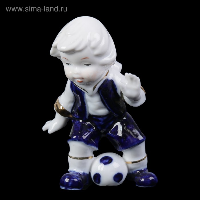 Сувенир керамика под фарфор "Мальчик играет в футбол" кобальт 9х6,5х5 см - Фото 1