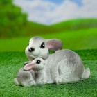 Садовая фигура "Зайка с зайчонком" 14х8х7см - Фото 1