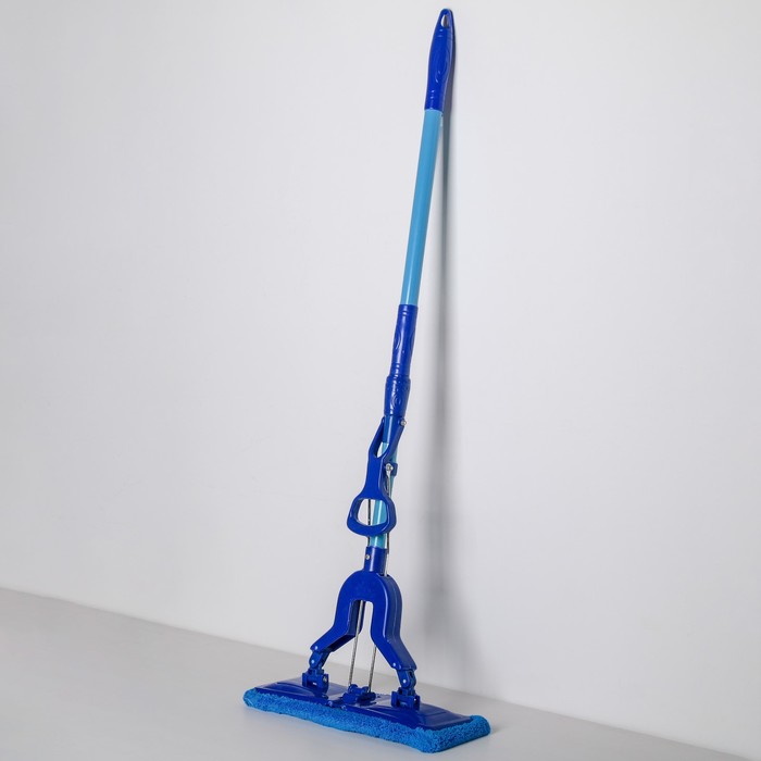 Швабра с отжимом Доляна, насадка микрофибра 35×12 см, телескопическая ручка 102-130 см, цвет синий