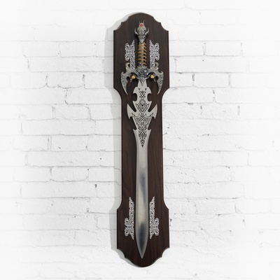Панно на стену «Макет оружия: сувенирный меч на планшете. Дракон», декор настенный, резное лезвие, золотая рукоять