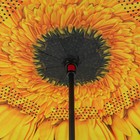 Зонт - наоборот механический «Цветок», прорезиненная ручка, 8 спиц, R = 56 см, цвет чёрный/жёлтый - Фото 4