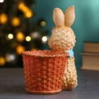Фигурное кашпо "Зайчик с морковкой" 14х18см - Фото 3