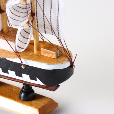 Сувенирная модель корабля «Фараон», борты чёрные, каюты, 3 мачты, белые паруса в полоску