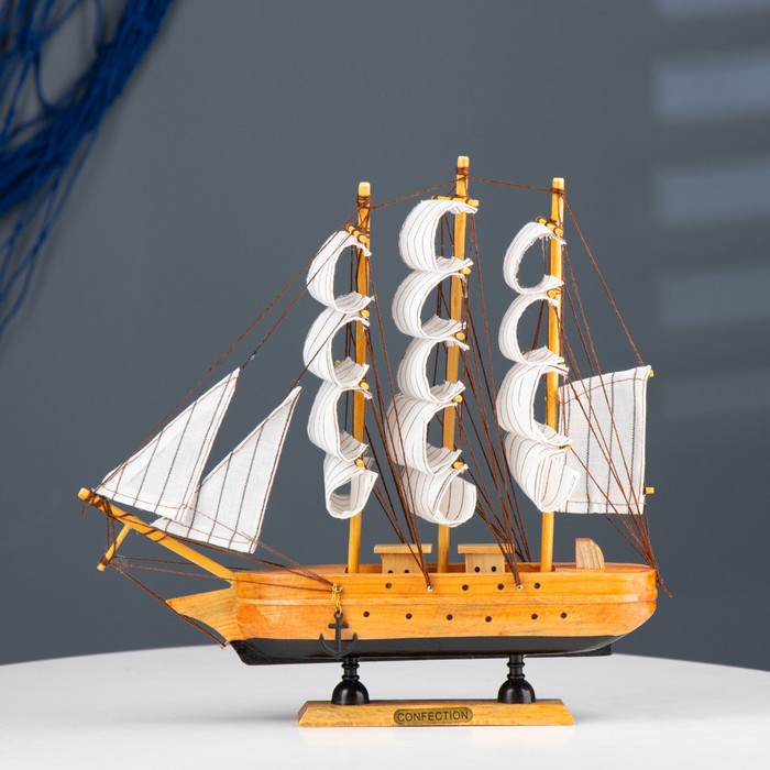 Корабль сувенирный средний «Глиндер», борт светлое дерево, паруса белые, 30х7х30 см - фото 1896487935
