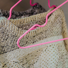 Плечики для одежды детские с антискользящим покрытием, размер 30-34, цвет ярко-розовый - Фото 3