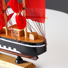 Сувенирная модель корабля «Флора», борта чёрные с белой полосой, паруса алые, 32×6.5×31 см - Фото 3