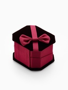 Футляр под кольцо, серьги «Подарок», 6.5×5.5 см, вставка чёрная, бордовый - фото 54685588