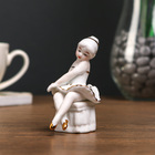сувенир керамика под фарфор балеринка на пуфе золото 8 см - Фото 1