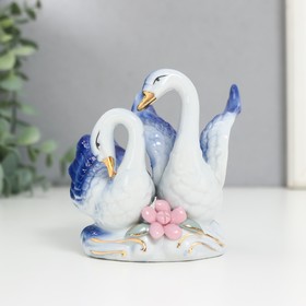 Сувенир "2 лебедя бело-синие с цветком" 10х10 см
