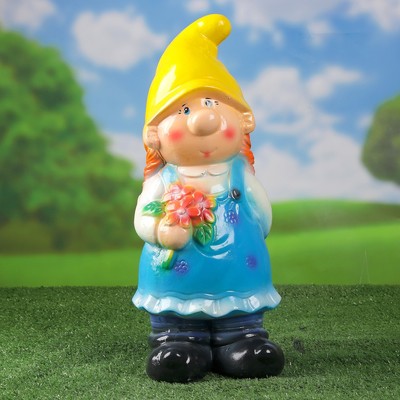Садовая фигура "Гном девочка с цветами" 13,5х17х40 см МИКС
