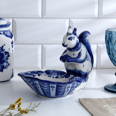 Блюдо фарфор «Орешница. Белочка», 23.5×16 см, гжель