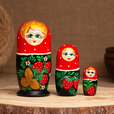 Матрёшка дерево «Земляничка», красный платок, 3 кукольная, 10-12 см