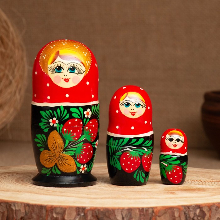 Матрёшка «Земляничка», красный платок, 3 кукольная, 10-12 см - Фото 1