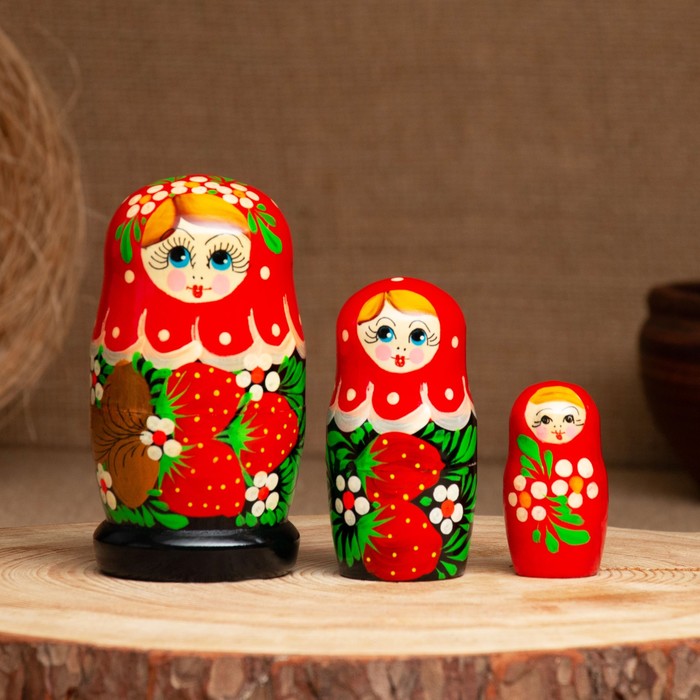 Матрёшка «Земляничка», красный платок, 3 кукольная, 10-12 см - фото 1908377627