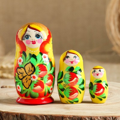 Матрёшка дерево «Земляничка жёлтое платье», 3 кукольная, 10 см