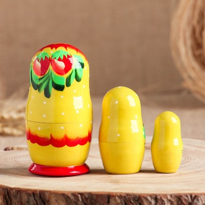 Матрёшка дерево «Земляничка жёлтое платье», 3 кукольная, 10 см