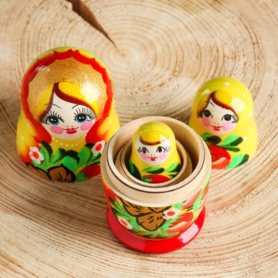 Матрёшка дерево «Земляничка жёлтое платье», 3 кукольная, 10 см