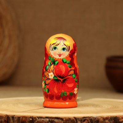 Матрёшка дерево «Земляничка», оранжевое платье, 3 кукольная, 10-12 см