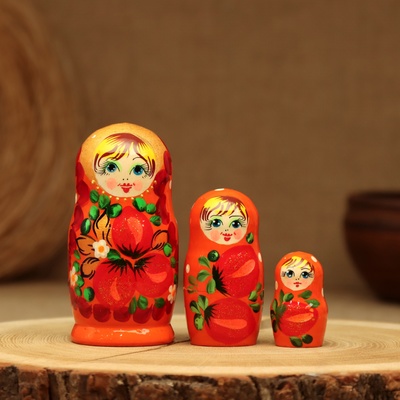 Матрёшка дерево «Земляничка», оранжевое платье, 3 кукольная, 10-12 см