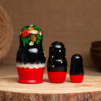 Матрёшка «Земляничка», чёрный платок, 3 кукольная, 10 см