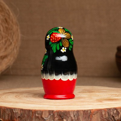 Матрёшка «Земляничка», чёрный платок, 3 кукольная, 10 см