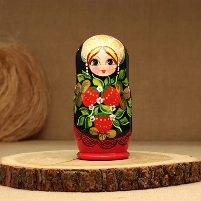 Матрёшка «Земляничка», чёрный платок, 5 кукольная, 18 см