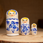 Матрёшка дерево «Гжель», белое платье, 3 кукольная, 9 см - Фото 1