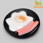 Игрушка пищащая "Завтрак" для собак, 13,5 см, на чёрной тарелке - фото 2096189