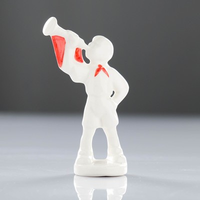Фигурка фарфоровая «Пионер», авторская роспись, 12×4×4 см