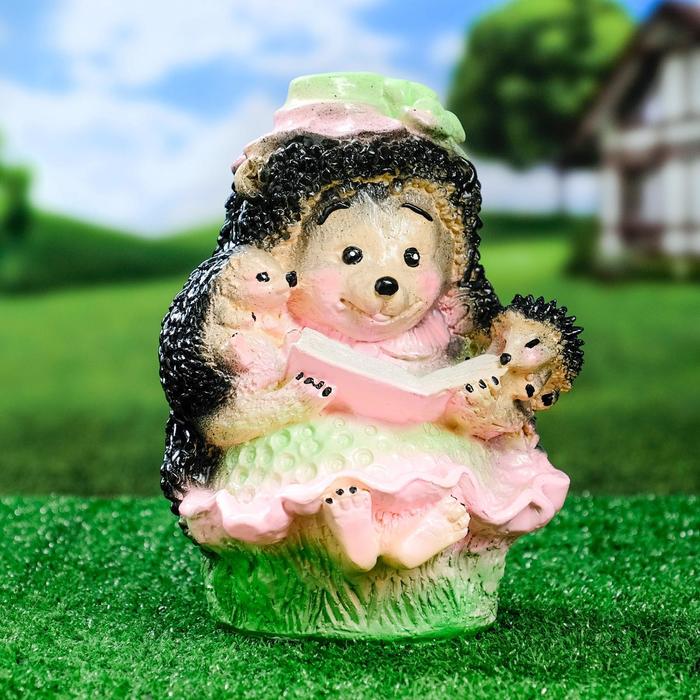 Садовая фигура "Ежиха с книжкой" 25х17см - Фото 1